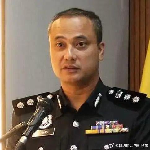 《中国富商公寓遭5名蒙面劫匪持刀闯入，500万元财物被抢，事发时保镖正在上厕所，全家被捆绑控制》据悉被抢劫的是一名中国富商的家，劫匪抢走了现金、名表和珠宝等财物，总价值约人民币500万元。 ​