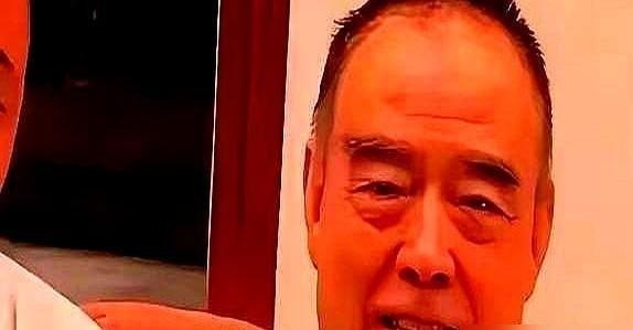 亲儿子新戏刚播完，陈凯歌带着陈红前脚刚审完片，后脚就当面扔过去俩字：“惊吓”。
换成别的明星爹妈，就算孩子演得再烂，也得硬着头皮挽尊吹两句。他倒好，亲爹带头拆台，一点面子都不给陈飞宇留。
更有意思的是，台上那个威风八面的大导演，私底下其实早就是个彻底认老的老头了。
前阵子还在烟台风风光光领着“