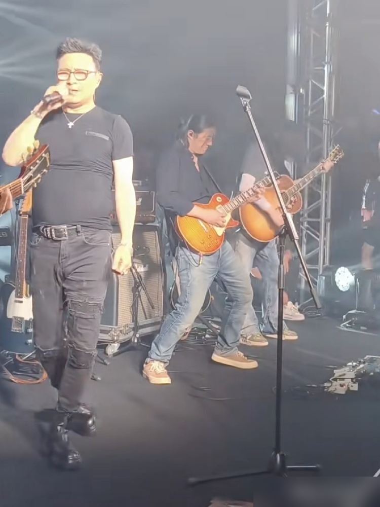 汪峰这一穿紧身黑衣，哈尔滨演唱会直接变大型处刑现场。
镜头怼过去，肚子鼓了，腿短了，五五分一览无余，评论区一点没惯着，吐槽辣眼睛。
早年的他可不是这样，鲍家街43号出来的文艺青年，后来靠皮裤杀成皮裤教主。周杰伦、那英在好声音当面拿这梗开涮，他也就笑笑。
这次更绝，紧身裤轮廓都藏不住，网友翻出章