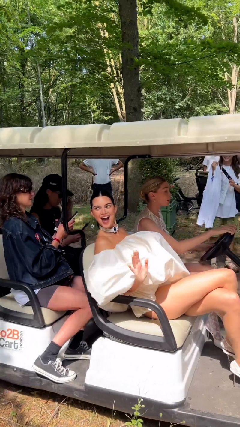 肯达尔·詹娜的美腿杀又来啦！😍  在这组照片里，她坐在观光车上，一身...