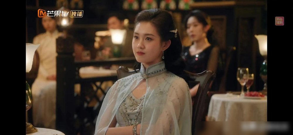 通稿吹得越狠，打脸来得越快。
《玉簟秋》开播前，郭宇欣“艳压女主徐若晗”的稿子铺满全网，架势跟要登基似的。结果正片一放，全露馅了。
演的是民国富商大小姐，端着架子、使着小性子，愣给演成了短剧里那种五官乱飞、恨不得把“我是坏人”刻脑门上的套路。观众不瞎，吐槽她用力过猛，短剧那套快节奏表演，根本撑不