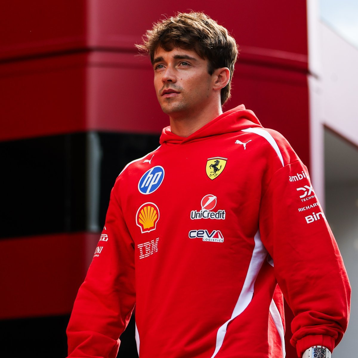 🎙️【#2026F1荷兰大奖赛# 赛前声音】🇳🇱

夏尔·勒克莱尔：从车手的角度来说，我们都喜爱那些有鲜明特点的赛道，而这里绝对是其中的代表，尤其是它标志性的高倾角弯角。但你在飞驰圈中将赛车发挥到极限时，这条赛道带来的挑战令人热血沸腾，我非常想念在这里驾驶赛车的感觉。

 ​