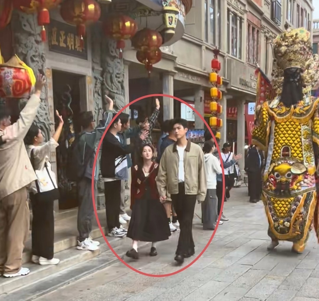 张子枫陈飞宇新剧身高差引爆讨论，最萌还是父女既视感？网友吵翻了。
最近刷到张子枫和陈飞宇的新剧《河清海晏》路透，他俩的身高差成了热门话题。有人说这是最萌身高差，很有感觉。也有人说像两个图层，看着别扭。
我特意去看了那个篮球场生图，陈飞宇确实高出一大截，张子枫站在旁边显得特别娇小。有个拥抱路透里，陈飞