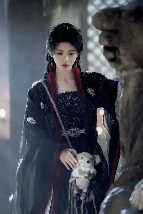 《万花世界》造型路透曝光，鞠婧祎一人千面塑造苏绿夏，每套妆造都惊艳出圈✨美得有点超过了
作为穿梭万千副本的快穿执行者，她踏过古风、仙侠、民国、现代等十二个世界。
不恋情爱，专心逆袭虐渣，每一个世界都是全新人设，民国旗袍、仙侠仙裙、暗黑哥特、古风贵女，三十多套造型轮番登场。不谈恋爱， ​