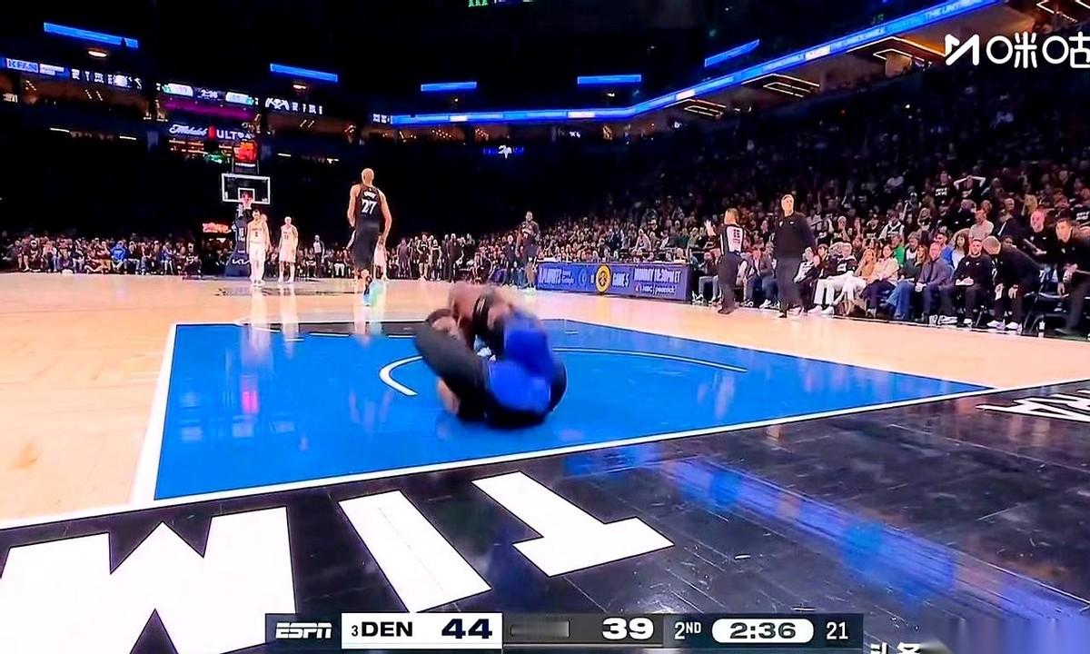 森林狼当家球星爱德华兹的膝盖，反向弯了。 慢镜头回放里，整个小腿以一个...