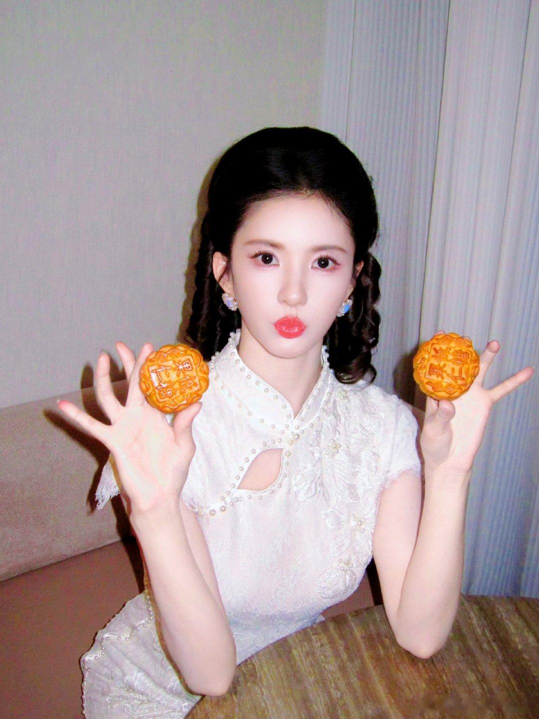 刘些宁｜中秋快乐
#刘些宁# ​ ​