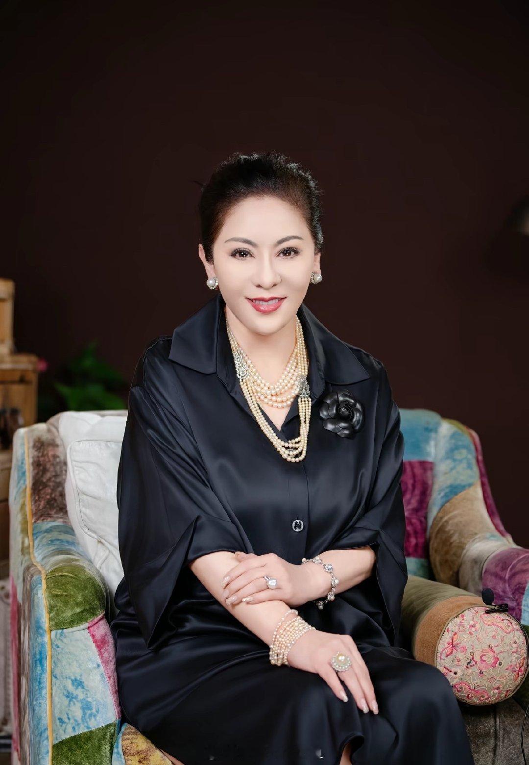 #向太自曝曾瞒着向华强打掉孩子#
9月19日，向太陈岚直播聊婚恋观，爆出过往私事：她刚和向华强在一起的时候，曾经瞒着向华强打掉过一个孩子，时隔整整十年才告诉向华强这件事。同时她发表很犀利的婚恋观点，坚决不接受女儿未婚先孕，直言女儿如果未婚先孕就打断腿，劝女生要好好保护自己，不要做未婚先 ​