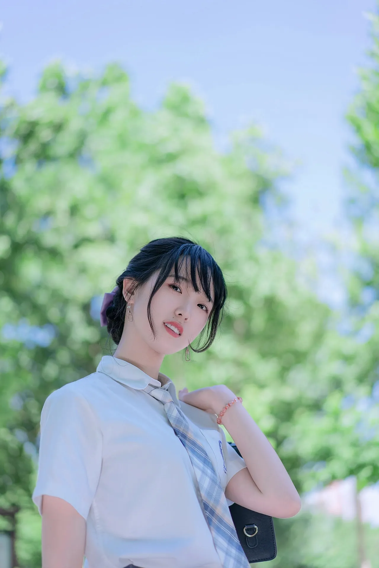 阳光下的校园少女，清新自然，青春洋溢