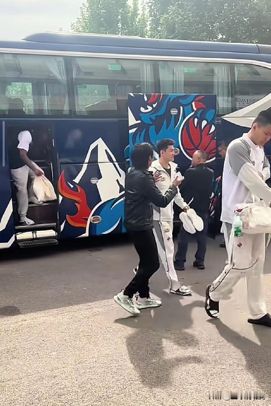 辽篮抵达场馆进行踩场训练！  季后赛12进8终于来了！辽宁对阵山东的比...