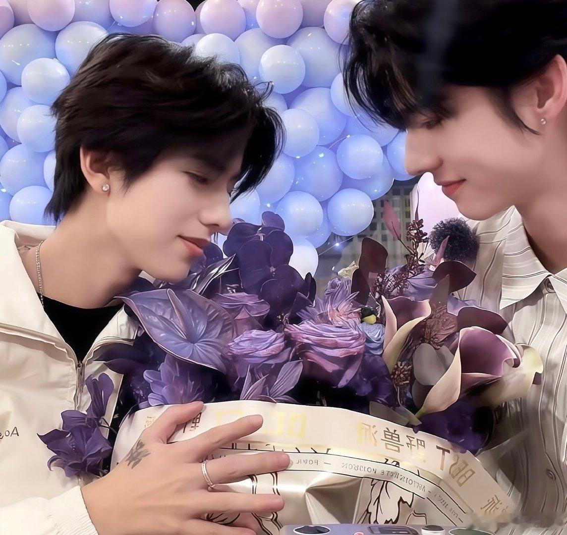 #天定良元[超话]#  💜#奥利淑元# 💙#向全世界安利天定良元#   

世人目光可怕 你我牵手到底

​