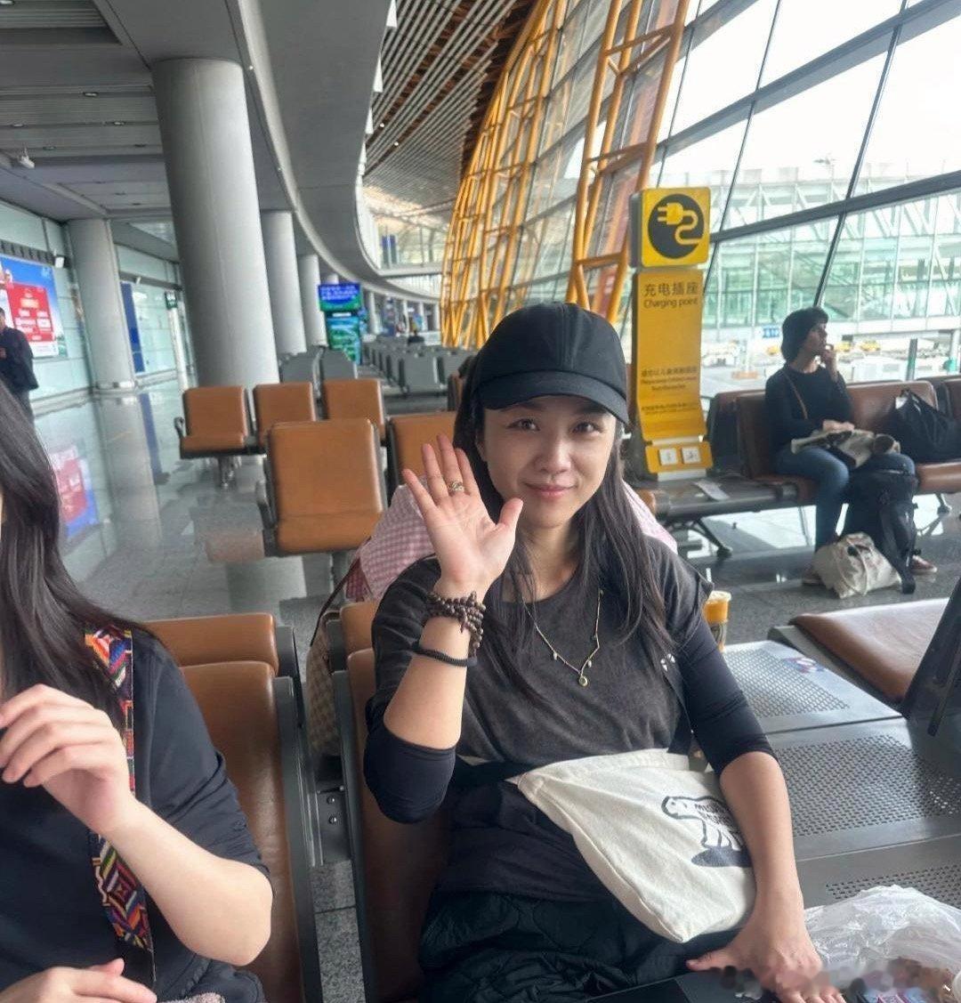 哇塞，网友在机场⁠‍偶遇‍的‌汤唯‏！她素﻿颜亮﻿相，气质依然出‎﻿众﻿﻿，整﻿‎个人‍⁠看⁠着特别舒服

#街拍[超话]# ​