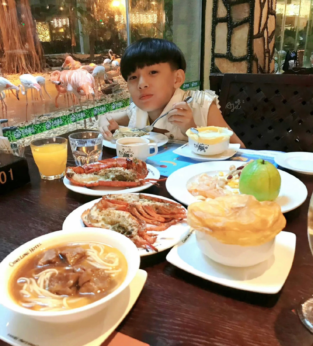 #张泽禹[超话]# 
在外面玩有点累了 带儿子早早吃个午饭 他看着特别开心呀 ​