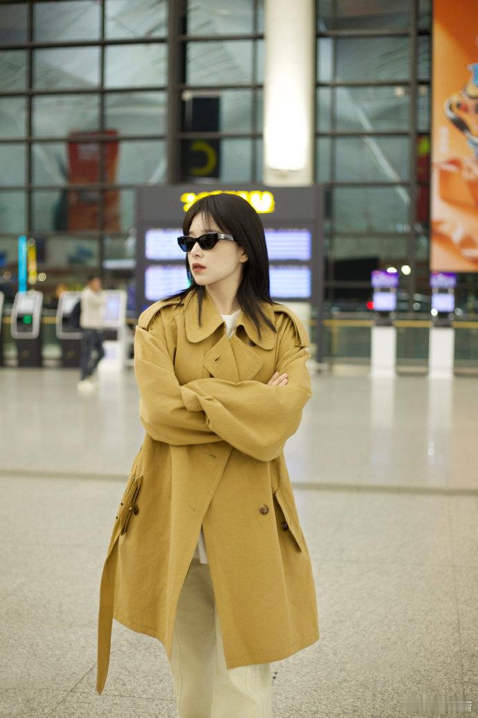 #阚清子巴黎时装周出发图#卡其风衣搭配墨镜🕶️，这组出发图气质好绝，妥妥的时髦姐姐[哇]，期待她在巴黎时装周的造型[打call] ​​​​