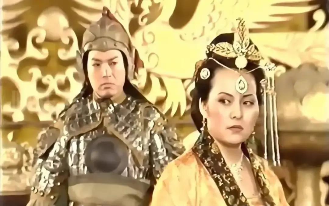 司马师再厉害，也没能拗过郭太后
司马师确实想立彭城王曹据。他把朝中几位重臣召来商议时，语气笃定：“彭城王是武帝之子，年长德劭，最为妥当。”几位大臣低头称是，没人提出异议。曹据已近五十，在封地安享富贵多年，在京城毫无根基；这样一位皇帝，对掌控朝政的司马家而言，再合适不过。
诏书草拟好了，只差最后一步：