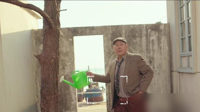 李成儒演了《喜剧之王》，还重演了尹天仇追柳飘飘那段，你敢信？
当年他可是当众说过，周星驰的表演“无厘头，没营养”。现在倒好，自己下场演了。第四集里，他站在那儿，一句“我养你啊”的味儿全变了。
弹幕直接炸了。有人翻出他演《重案六组》李大增的截图，说这反差也太大了。从冷脸刑警到喜剧客串，中间隔了二十
