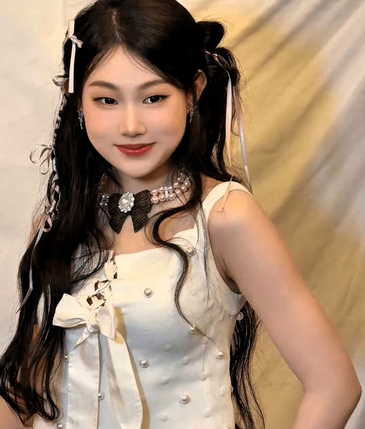 大家发现没有
沈佳润这次骨折
不仅看出来了老父亲的爱，还有她对舞台的热爱

沈佳润练舞意外骨折，但是依然坚持完成打歌舞台，真的很拼。她爸爸小沈阳心疼坏了，看着女儿带伤工作，心里肯定有说不出的滋味。

就像小沈阳说的，妹妹确实热爱舞台，致敬敬业，职业素养没得说，但粉丝更希望她把健康放在第一位。 ​