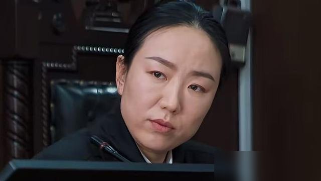 法庭上法官一开口，全场憋不住笑。高叶站在被告席，对面坐着的“法官”脱了法袍就是给她改合同的律师。这戏没法拍了，演员念台词，真法官给纠程序，连敲法槌的力道都要管。剧组直接把执业律师塞进镜头里客串，高叶上一秒还在演萧龙女，下一秒就被“法官”当庭指出“你这个诉求在民法典里站不住脚”。网友扒出花絮，说高叶被