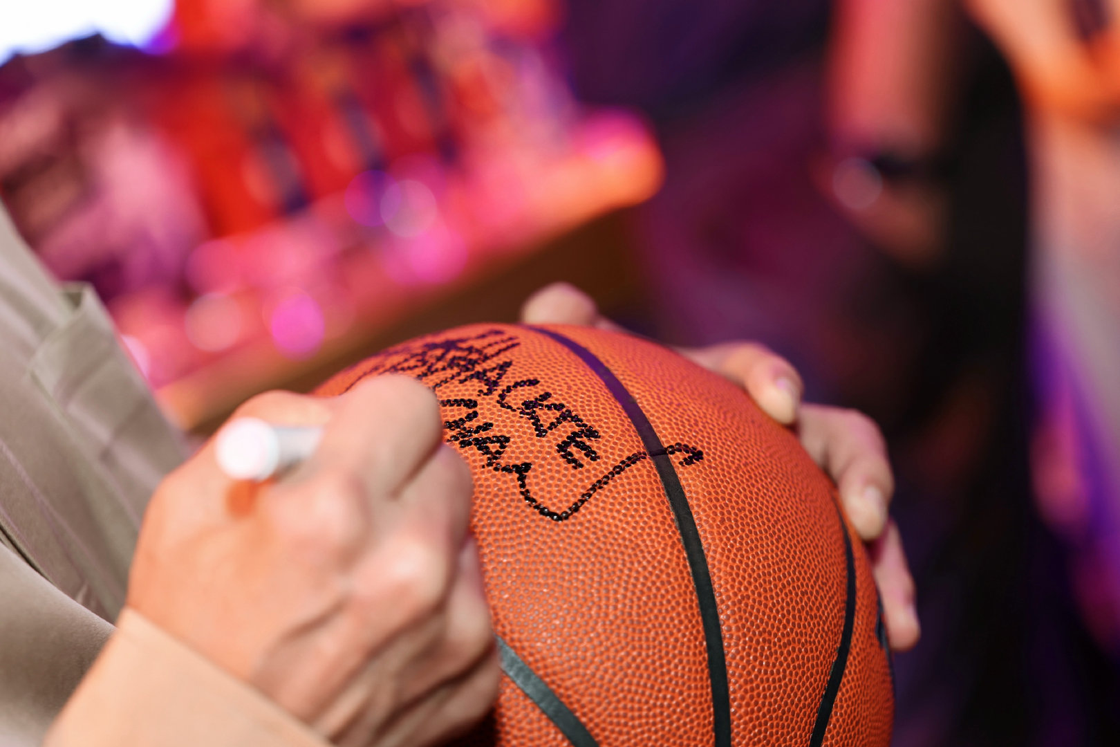 有朋自远方来，共赴热爱💜
28度高光NBA限定系列在NBA中国赛首发
成龙和马里昂、斯科拉玩得不亦乐乎
化身调酒大师，调制28度高光“红蓝风暴”
互学招式，上演功夫遇上篮球的名场面
传奇同席，热爱满杯
#28度高光##让热爱发光# ​