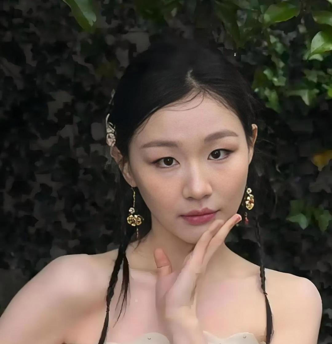 当着迪丽热巴的面，金靖脱口一句：“你好美，心好丑。”全场瞬间安静，热巴脸色也沉了下来。她立刻补了一句：“我律师函准备好了哦！”一句冒犯的玩笑，当场转成自黑梗，反应速度快得惊人。面对张凌赫，她敢直接调侃：“你半年拍了二十场吻戏，亲麻了吧？”看着刘宇宁切菜，她又顺口夸道：“嫁人要嫁刘宇宁！”她的表达总让