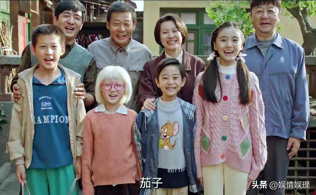 央一新年代剧来了！不靠狗血，偏偏把普通人的挣扎拍哭了
 
金句：好年代剧，怀旧只是外壳，人物的体温才是内核。
 
央一套新剧《生逢其时》开播，没有炸裂冲突，不搞狗血抓马，安安静静讲八九十年代小镇两户邻居的故事。
 
关晓彤饰演的齐时，天生白化病，从小活在旁人异样眼光里。预告那段印象太深，小小年纪拼命