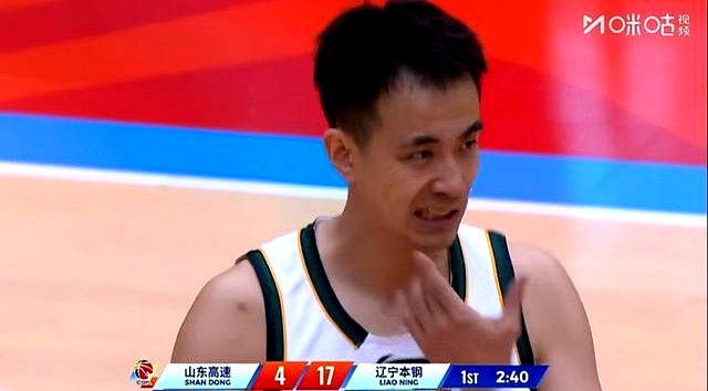 北京时间10月18日，CBA常规赛迎来一场硬碰硬的焦点对话，山东高速坐镇主场迎战辽宁本钢。
 

两支老牌劲旅正面交手，胜负对双方新赛季的排名走势都有不小影响。
 

两节激烈拼杀过后，半场战罢，辽宁53-44暂时领先山东9分。
 

说实话，山东队第一节打得真叫人看不懂。
 

主场作战，一上来整