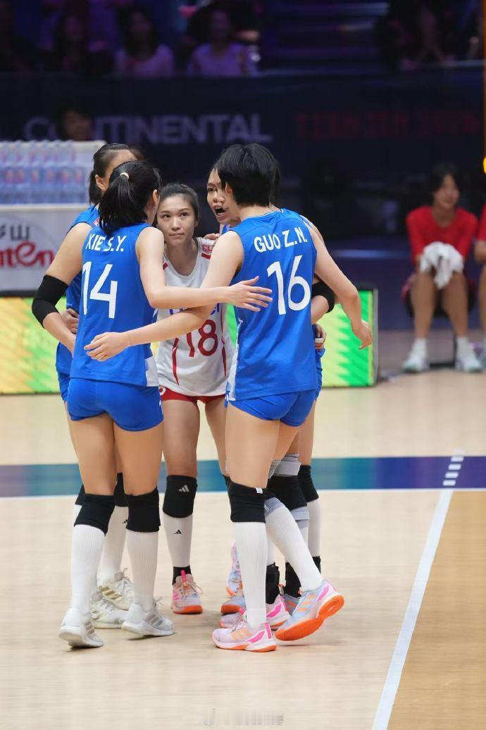 ​  半决赛，中国女排以3-0（25-22、25-12、25-19）力...