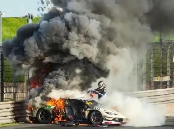 上海国际赛车场China GT上海站GT3组别险些闹出人命！幸亏赛车手关键时刻挺身而出，才没酿成惨剧。可人一平安，相关方面似乎就集体“失声”了：事故不彻查、责任不追究、教训不总结，顶着舆论压力，最后只轻飘飘丢下一句“细致管理不到位”，这就算交代了？


9月5日下午的上海国际赛车场，China GT