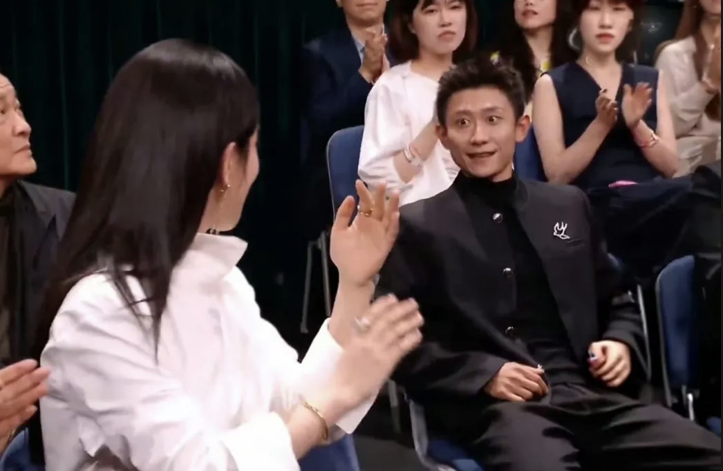 一眼梦回家有儿女！金鹰节杨紫转头看向张一山，眼神里全是老熟人的默契[呲牙]
金鹰奖直播内场，镜头捕捉到超暖心一幕。
杨紫侧身转头，和一旁的张一山对视交谈，张一山瞪大双眼、挑眉回应，熟稔的氛围感直接拉满。
当年《家有儿女》里调皮捣蛋的刘星，聪明懂事的夏雪，是无数人的童年记忆。一晃多年，剧里的姐弟再次在