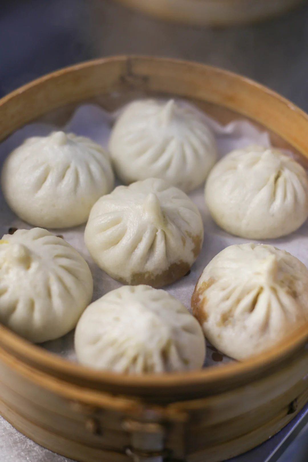 一发小笼包表皮蓬松柔软、洁白光滑肉馅油润