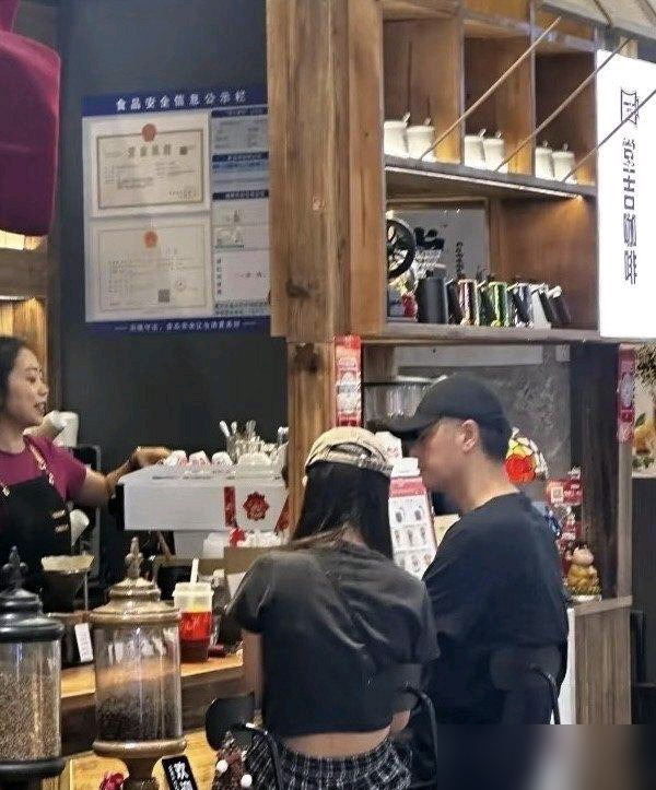 41岁孙骁骁抱娃出街，背影看着跟二十来岁的小姑娘没两样。旁边跟着拎包的，是46岁的任重。
当年这俩被拍到一块儿看话剧，全网都在骂。说任重糊涂，说他是接盘侠，评论区根本没法看。两人愣是一个字没回应，社交平台上跟陌生人似的，零互动。
结果呢？人家闷头把日子过了，孩子生了，现在送完娃钻进路边小馆子，一