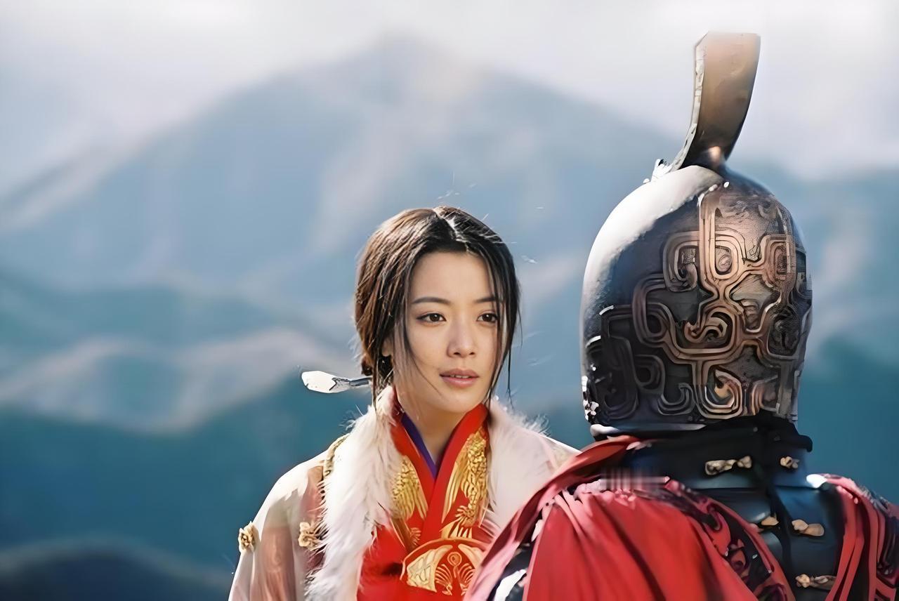 49岁金喜善的生图一出来，留言区都热闹了。
没有医美过度的僵脸，也没刻意扮嫩。乌镇夜市被路人抓拍，紧致皮肤配上那股松弛感，你敢信这是20年前《神话》里的玉漱公主？
更特别的是她那个17岁的女儿。小时候因为长相被大家议论，金喜善既没卖惨，也没拉孩子上综艺博同情。只是默默养育，如今已是亭亭玉立。