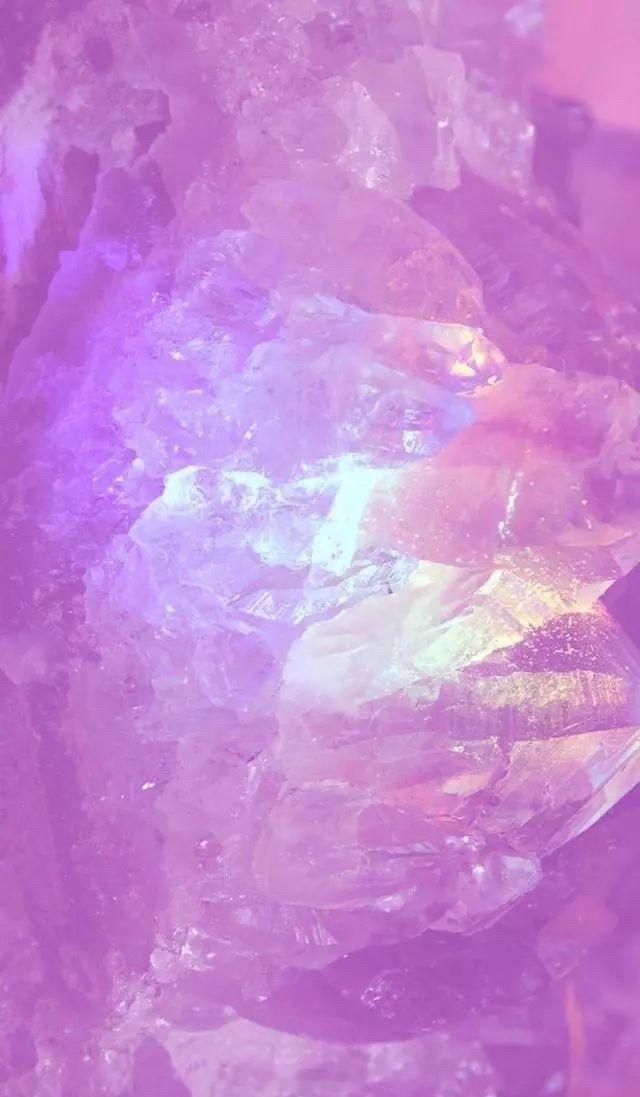 无论男女，能够把紫色穿好看的，穿出自带贵气的，都不简单。老话讲紫气东来，紫色本身就是高阶气场的颜色，层次不一样，段位也不一样，自带一层神秘感，能够稳稳驾驭紫色的人，都不是普通人。 ​​​