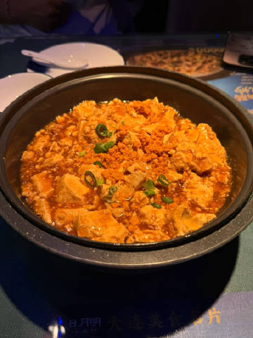 海胆豆腐，一般；<br />葱香虾球，真的好大一个；<br />海肠捞...