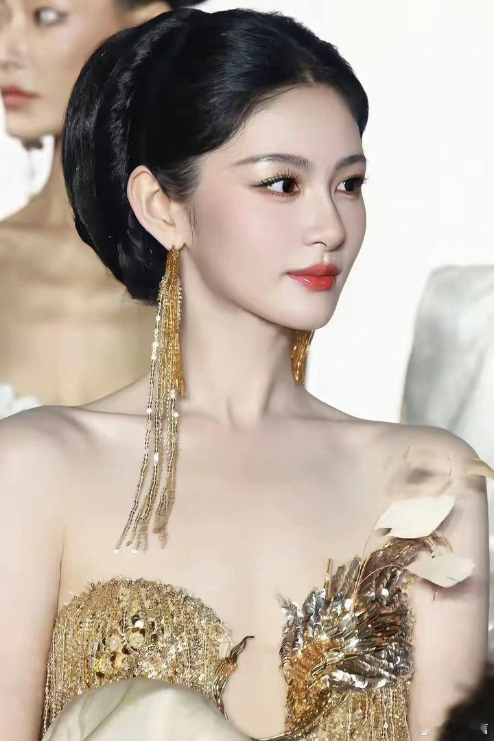 于正的审美观又回来了
赵晴美翻天了，曾经的她因为扁头被嘲
如今美商在线，懂得给自己盘一个贵妇发型
真的是又高贵又好看
就这身高加上现在标致的五官
再加上于正的资源力捧，何愁不火呢？
​之前觉得赵晴像张柏芝，如今神似刘亦菲
放眼娱乐圈，这颜值还有谁？ ​