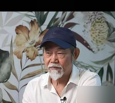 成龙掏400万请他拍戏，被一句话拒了。转头接了陈思诚45万的活儿，还说这才是聪明人干的事。
这人就是元华。70岁了，演了一辈子打戏，成龙念旧情想拉他一把，开价400万。元华不干，理由特实在：打不动了，怕砸了成龙招牌；更怕这400万的价传出去，以后没人敢用他。
45万客串《唐探2》，他算的是长久账