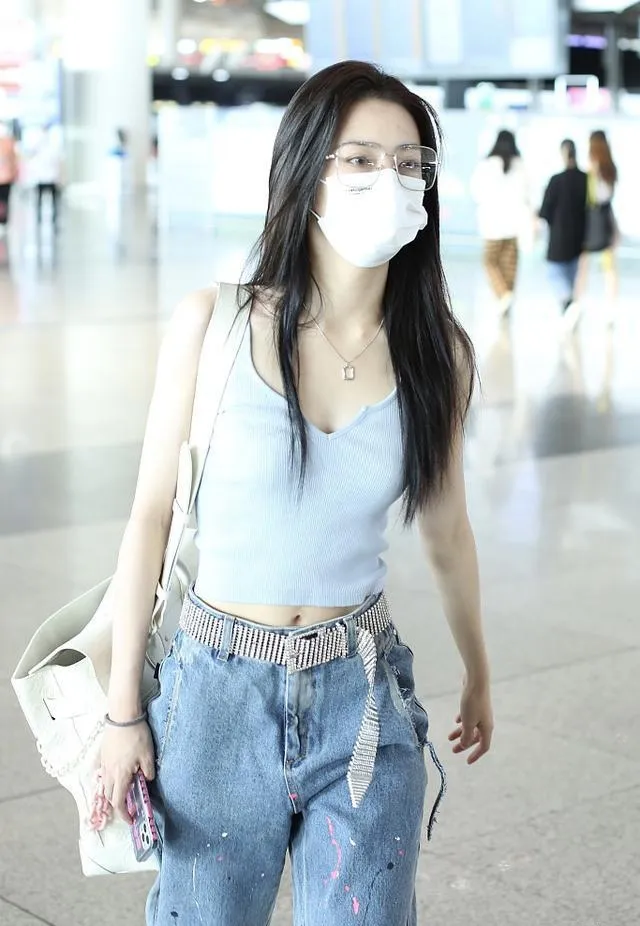 徐璐的身材简直被大大低估啦！她身着蓝色吊带搭配牛仔裤，纤腰盈盈、长腿吸...