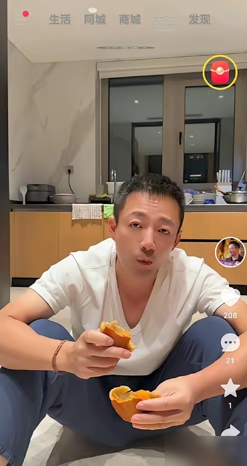 汪小菲坐地上啃月饼，身后灶台堆得跟刚打完仗一样，刀和电饭煲挤成一团。网友直接看愣了：这是少爷家？
台面全满，碗盘摞着，抹布就耷拉在水槽边。住家阿姨、钟点工、岳母轮流帮衬，厨房还是烟火气冲顶。没人收拾，也没人装。
他穿得松松垮垮，盘腿一坐，一口月饼下去，比直播间里真实十倍。豪宅不假，乱也是真乱。