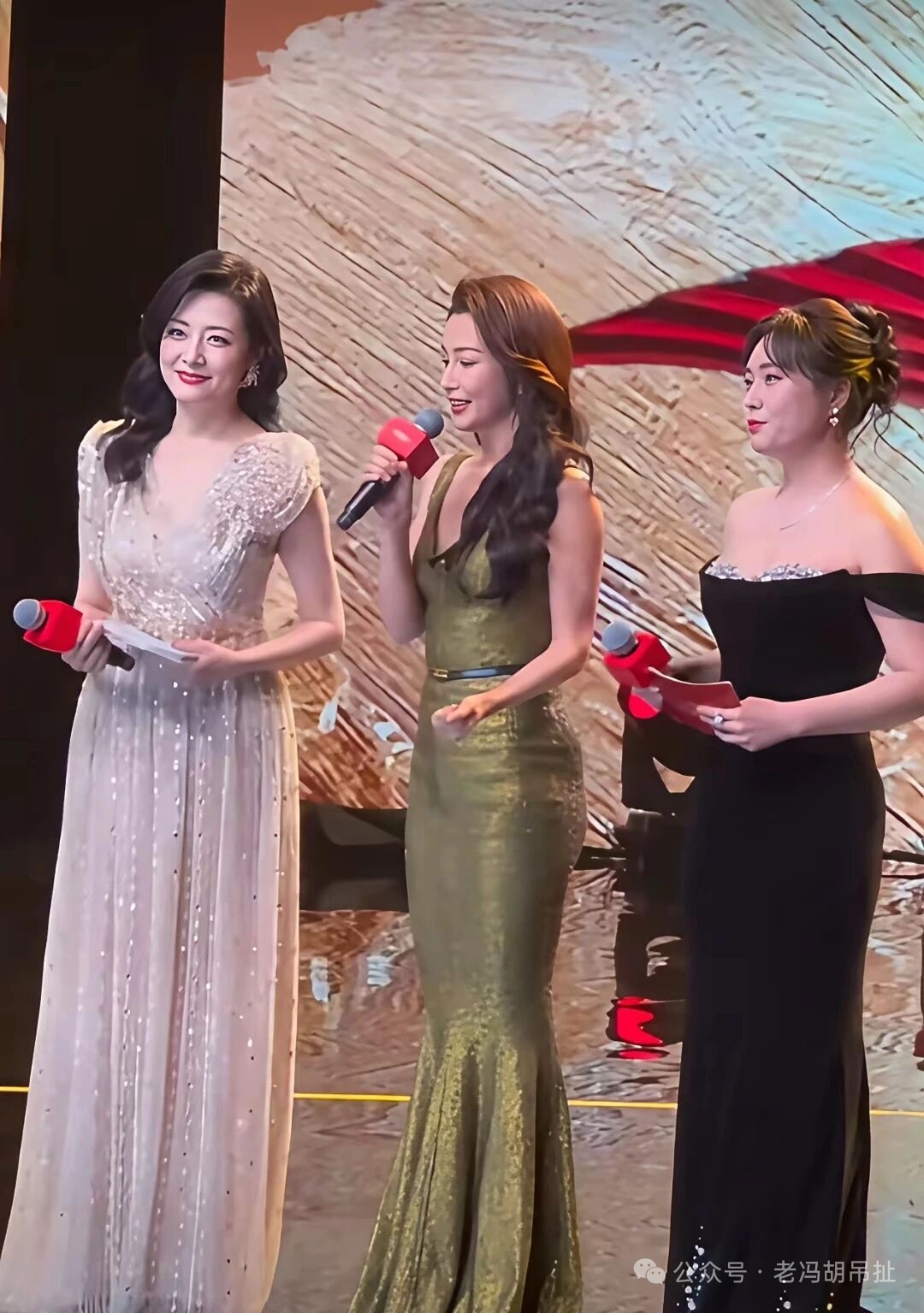 一场同台，凑出了三种截然不同的女性状态：58岁周涛、53岁李冰冰、31岁李雪琴。

不少人一上来就忙着比较谁更美，其实根本没必要分出高低。

周涛的魅力，是阅历沉淀下来的大气从容。深耕文化行业多年，往舞台上一站，稳重气场扑面而来，美在底蕴。
李冰冰有着老牌艺人独有的利落感，闯荡演艺圈多年后慢慢放缓脚