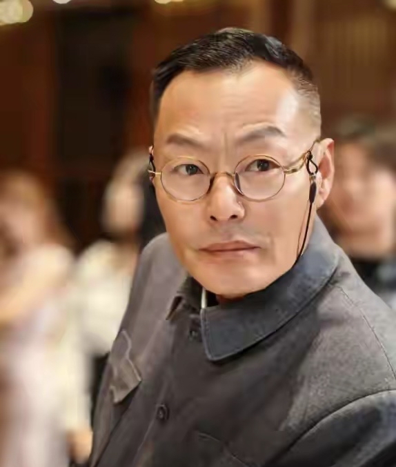 成年人的意外，往往都是悄无声息！

55岁草根演员王新昉，在西安拍短剧期间，被发现猝死在出租屋内。警方勘查后排除他杀、自杀，判定为意外猝死。消息一出，不少网友直呼太唏嘘。

很多人对这个名字陌生，但不少人看过他的戏。王新昉前半生经商失败，46岁才转行做演员，在横店跑了九年龙套。

先后参演五十多部影