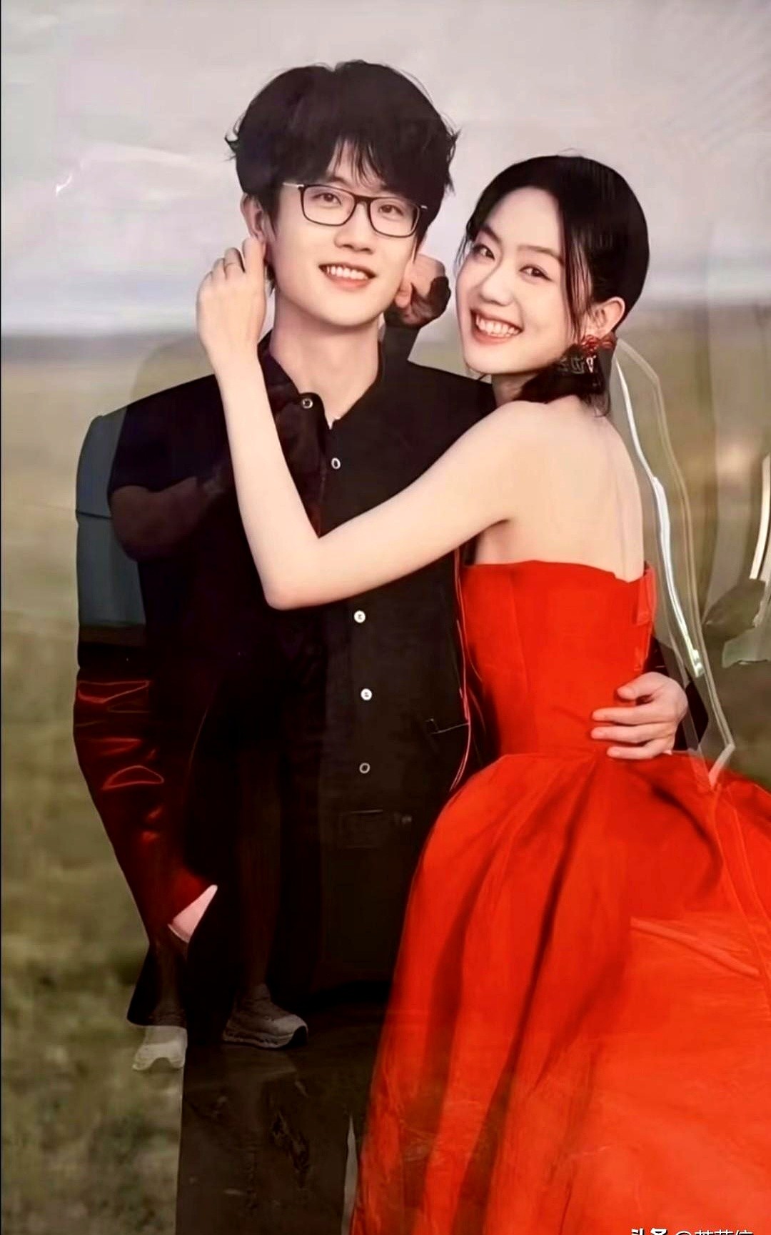 许嵩结婚了，新娘比他小14岁。你发现没，圈里身价过亿的老牌男歌手，最后娶的基本都是年轻女孩。

反观那些当红男演员，兜兜转转找的往往是年纪差不多的同行。

演员天天在剧组跟同龄女一号对戏，容易因戏生情。可男演员靠脸吃饭，老了就不吃香了。歌手一个人关在录音棚里熬夜写歌，没啥异性同事，但这层才华滤镜，一