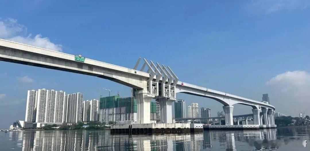 新加坡陆路交通管理局9月8日宣布，2021年动工的新柔地铁兀兰北站建筑工程已完成，距正式通车又近一步。乘客日后在兀兰北站完成通关手续后，可直接换乘新柔地铁前往新山，并转乘汤申—东海岸线。两岸地铁通车后，驶入新山的新加坡车辆有望减少，从而减轻新山的塞车问题！新加坡新加坡达哥 新加坡·Tuas checkpoint