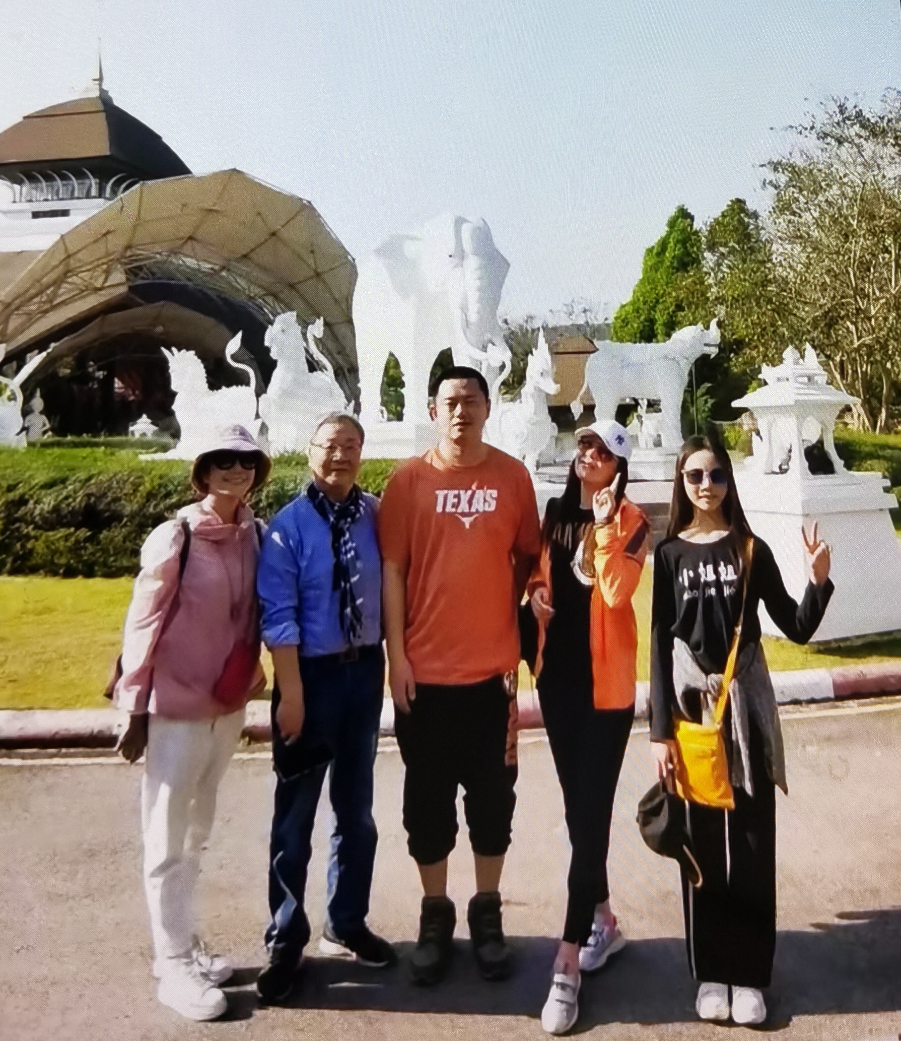 51岁生下龙凤胎，吴玉华赌赢了！
前夫汪俊坚持丁克，39岁的她果断结束十年婚姻。
戏里她是温顺的枣花、竹心，戏外却清醒果敢绝不将就。
再嫁画家莫大风，为圆母亲梦，51岁毅然高龄备孕。
纵使医生提醒风险重重，好在丈夫全程守护。
她咬牙闯关，平安诞下龙凤胎，如今阖家温暖。
反观坚持丁克的汪俊，常拍家庭剧