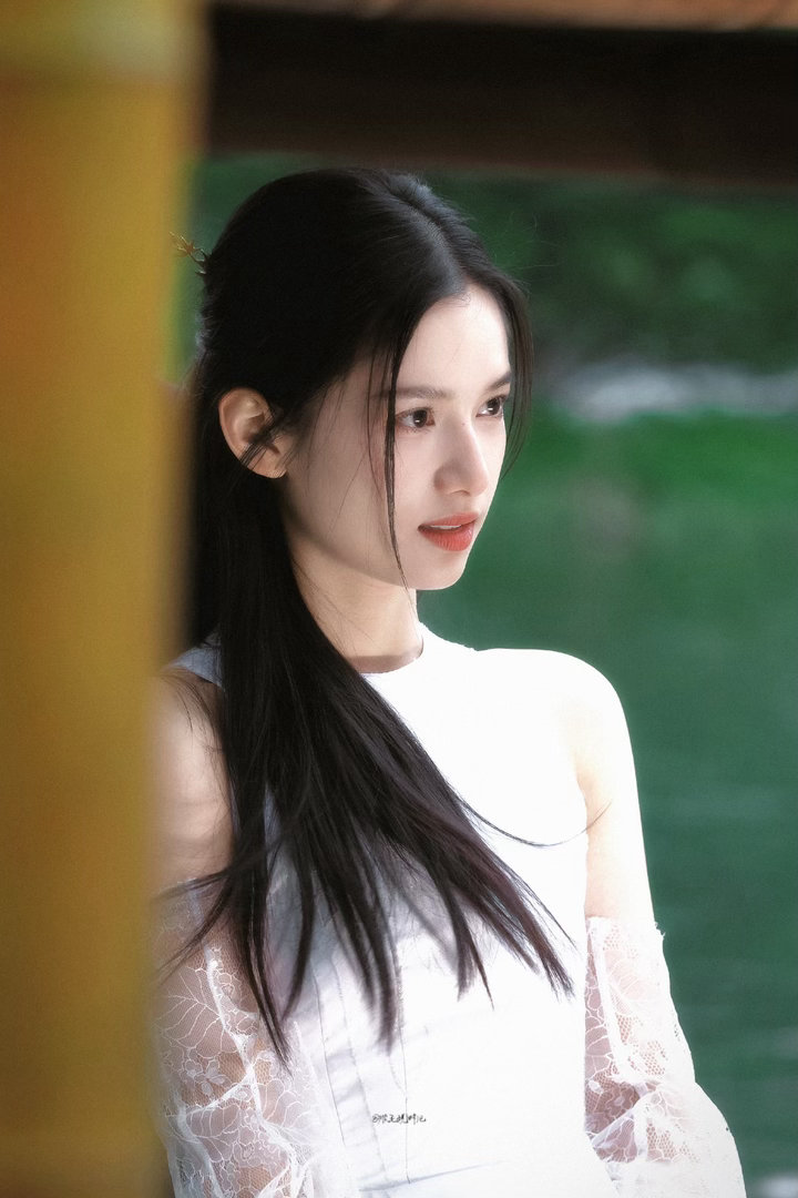#张婧仪[超话]##张婧仪陈清雾##张婧仪苗靖##张婧仪缇兰##张婧仪任冬雪##张婧仪代言比亚迪秦MAX# 𝑹𝒐𝒔𝒆𝒔 𝒂𝒏𝒅 𝒔𝒖𝒏𝒔𝒚𝒐𝒖 𝒂𝒓𝒆𝒗𝒆 𝒐𝒗𝒆𝒓𝒇𝒍𝒐𝒘 玫瑰与晚霞共绘浪漫，你是我心底的爱意 ​