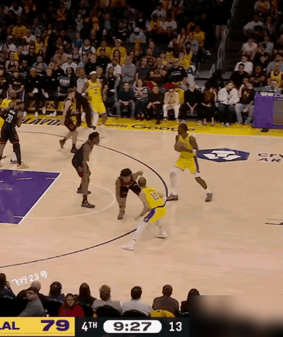 火箭快攻，阿门汤普森直接被打头，裁判眼睁睁看着，哨子呢？这球要是换成湖...