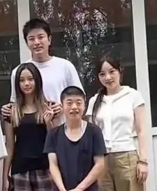 现在最开心的人估计就是甜馨了，不是因为她考上好学校了，
一个孩子最纯粹的快乐，往往跟大人想象的不太一样。
我们总习惯用成人的标准去衡量孩子的幸福——成绩好、被夸奖、拿到奖状。但孩子真正在意的，可能只是今天妈妈来接她放学了，
或者爸爸陪她吃了一顿饭。
甜馨从小就在镜头前长大，她的一举一动被无数人盯着看