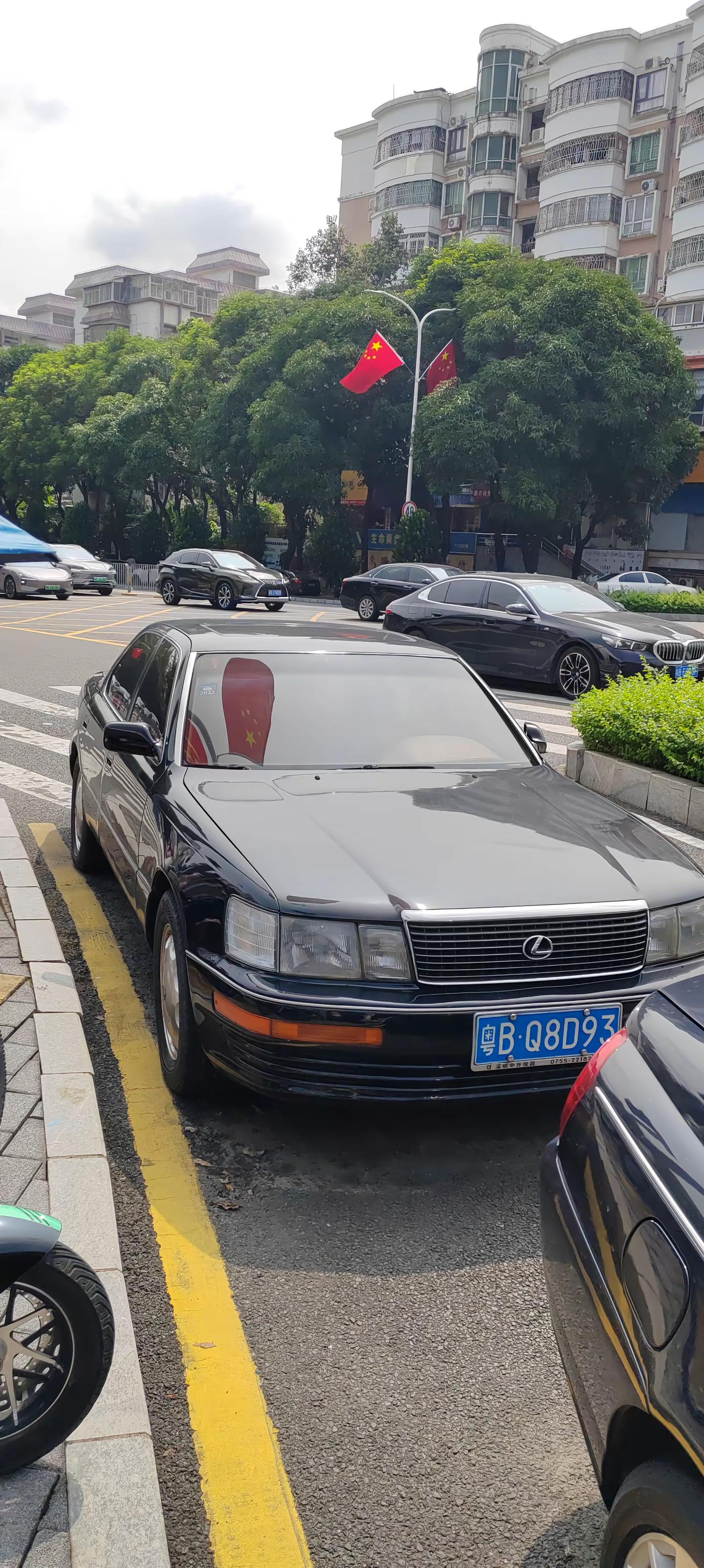 九五年的凌志LS400它不仅仅是一款经典轿车，现在非常少见，大多已报废，它是日本车冲击豪华车的开山之作，它搭配自然吸气V8发动机，260匹马力，百公里加速仅需10秒，在当时都处于领先水平，更难得的是这款车即使放到现在也不过时，因为这款车在汽车历史上具有里程碑的车型。