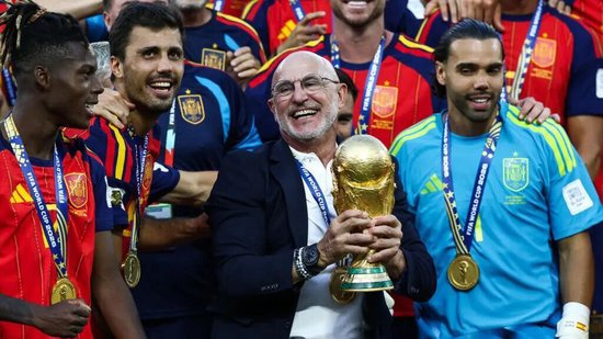 十六年轮回，红色浪潮再次席卷世界之巅！🏆 从2010年的约翰内斯堡到...