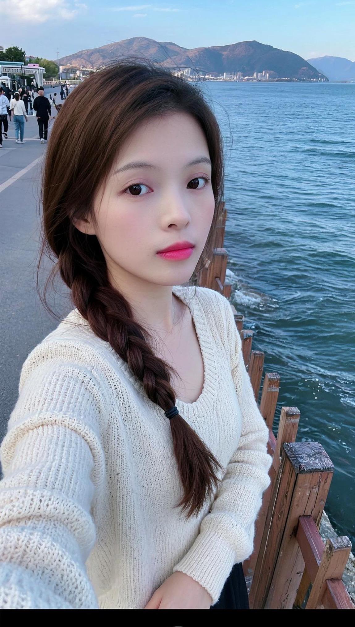 “洱海打卡✅ 风替我拥抱了这一整片蓝～麻花辫和白毛衣，是今日份秋系甜妹...