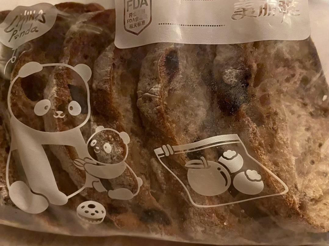 大半夜收拾完家里不去睡觉，坐下来就开始无意识的吃面包，吃完两片才反应过来[裂开]。夜里十一点我为什么要吃面包[裂开]，根本不饿，甚至有点撑[苦涩]
ps:山姆这个蓝莓杏干面包越吃越香~ ​