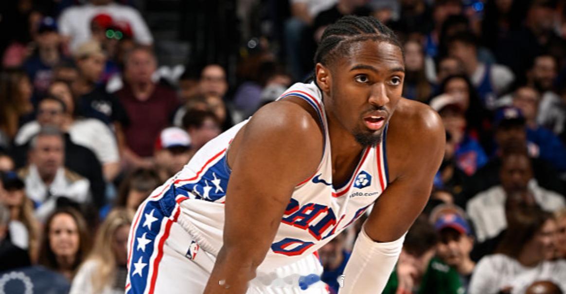 三位球星休赛期同框，话题自然少不了——布朗今夏刚成马克西的新队友，詹姆斯同样现身，76人和湖人的球员凑在一起并不常见。马克西形容训练"沟通顺畅、氛围很好、能量充沛"，三人"都非常努力"，听起来这次合练有实质内容。

刚签下顶薪合同后，马克西选择和詹姆斯、布朗一起打磨，这个决定的背后可能有 ​